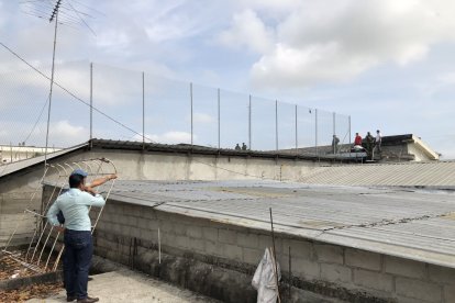 Los dos extranjeros estaban en el patio y ante los demás internos empezaron a escalar.