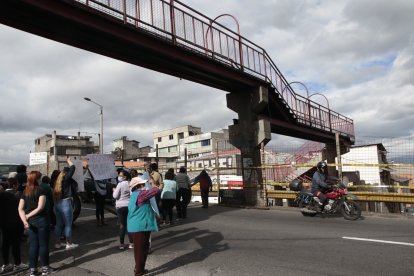 Moradores cerraron la Mariscal Sucre para exigir un nuevo puente.
