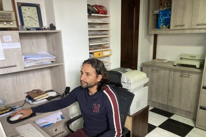 Paúl Ambrossi dejó las canchas y ahora pasa mucho tiempo detrás de una computadora.