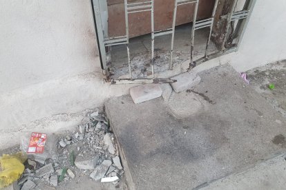 Un artefacto explosivo estalló en la puerta de una casa.