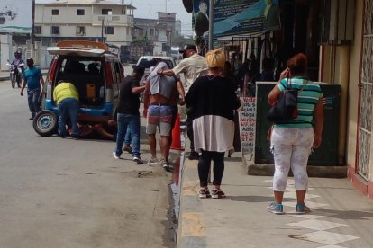 Momentos de la captura de los sospechosos de haber intentdo llevarse una niña de dos años y robarle sus pertenencias a la madre de esta.
