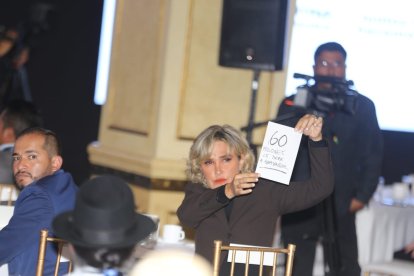 La alcaldesa mostró un mensaje escrito en un papel donde solicitaba al gobierno que le pague 60 millones a Guayaquil