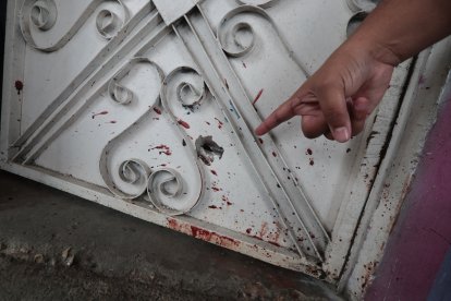 En algunas partes de la casa quedaron marcas de sangre y orificios ocasionados por los proyectiles.