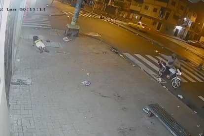 El adolescente cayó sobre el parterre tras ser herido a tiros.