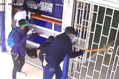 Los sujetos utilizaron herramientas para abrir la reja de metal del local.