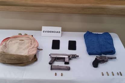A los sospechosos la Policía les incautó armas y otros objetos.