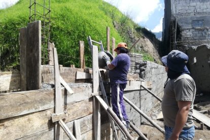 Algunos muros aún se levantan en las casas afectadas.