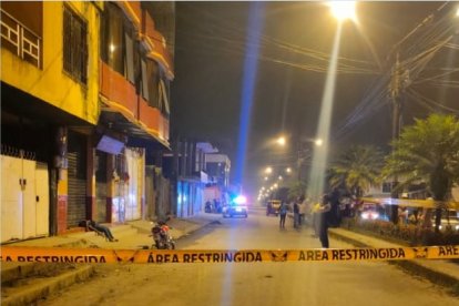 Los cadáveres quedaron tendidos: uno sobre una grada y el otro en la calle.