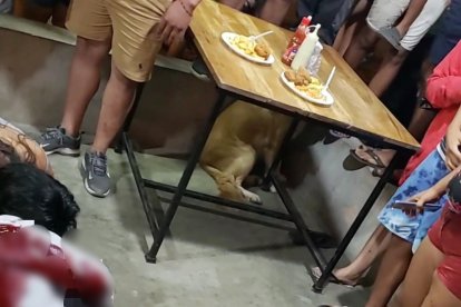 La escena dramática asustó a algunos comensales, quienes al oír las balas salieron ‘soplados’, otros se quedaron a 'sapear'.