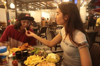 Leo le entregó un ramo de flores y Michelle le dio de comer en la boca. Es amor del bueno.