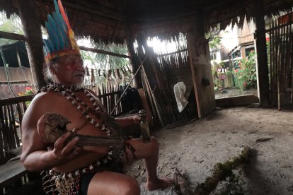 Jorge Vargas, el último de los chamanes ancestrales, tiene en su mano una cabeza reducida.