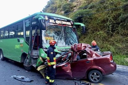 El auto liviano y el bus de transporte rural chocaron de frente en la carretera.