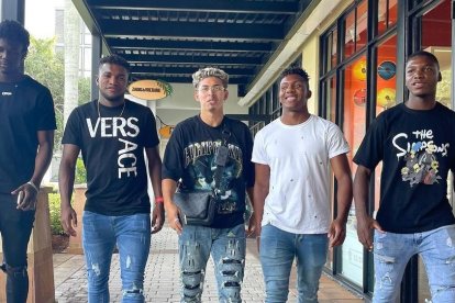 Jackson Porozo (i), José Cifuentes, Jeremy Sarmiento, Djorkaeff Reasco y Moisés Caicedo se pegaron un paseo por Miami.