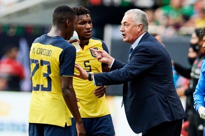 Gustavo Alfaro aprovecha los amistosos en Estados Unidos, para encontrar el equipo ideal de la Tri.