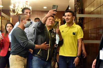 Richard Carapaz recibió el cariño de sus seguidores al arribar al país. Entrenará en las carreteras del Carchi por cerca de un mes.