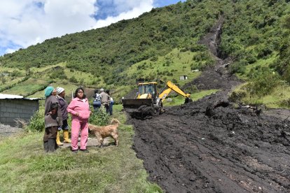 En la montaña quedó una especie de quebrada de donde todavía baja agua. Los vecinos sienten temor.