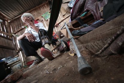 Ernesto vive entre objetos reciclados y muladares. En su casa de caña el invierno fue un desastre.