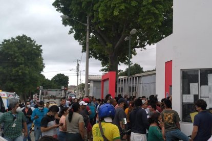 El caos y temor se apoderaron de los exteriores del plantel donde los estudiantes cayeron enfermos de repente.