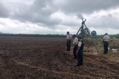 Agentes de Dirección de Muertes Violentas (Dinased) y Criminalística hicieron una inspección en el sitio buscando indicios.