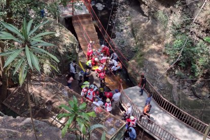 Imagenes del trabajo de los socorristas sobre la misma estructura colapsada.