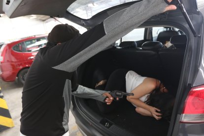 La pareja iba en un taxi al que luego se subieron dos sujetos para asaltarlos.