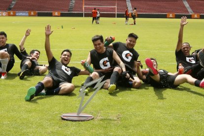 Los futbolistas se sintieron emocionados de jugar en la cancha del estadio albo.