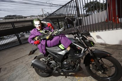 Su popularidad le permitió ganarse dinerito extra. Lo llamaron para pagarle por una sesión de fotos.