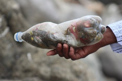 Dentro de los envases no solo hay fotos de personas, también cabellos, uñas, trozos de tela y más.