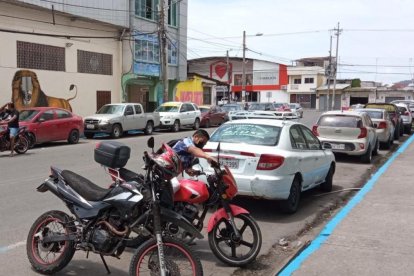 Según un reglamento de la Agencia de Tránsito, solo una persona podrá circular en una moto