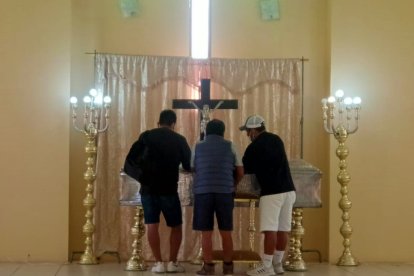 La embarcación donde navegaba sufrió un percance, andaban tres tripulantes, uno sigue perdido.