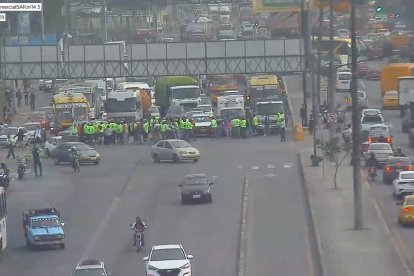 Un grupo de motorizados bloquearon un tramo de la vía Daule, norte de Guayaquil.