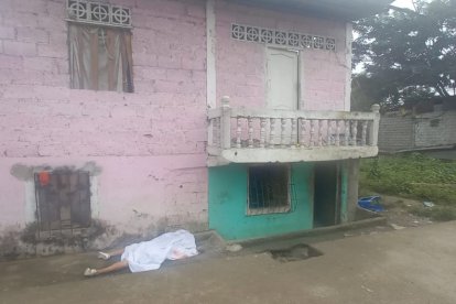 Una de las víctimas quedó inerte en el exterior de la vivienda.