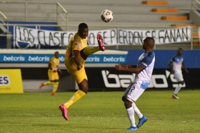 Jhon Jairo Cifuente (i) militó hasta la primera etapa de la LigaPro en Delfín.