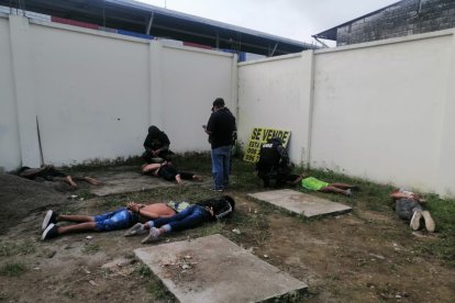 Los implicados cargaban consigo armas como un fusil, granadas y pistolas.