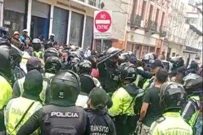Policías y agentes metropolitanos se arañaron en el centro de Quito