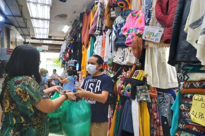Luis Morales tiene 15 años trabajando en el Mercado Artesanal, afirma que todos los productos de frío han tenido buena salida.