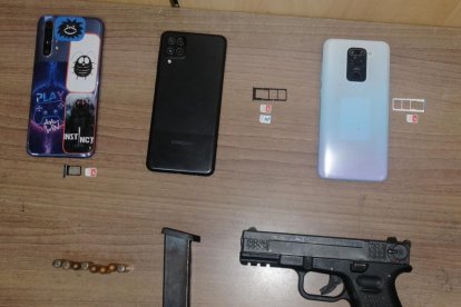 Se encontraron armas, celulares y municiones tras el operativo.