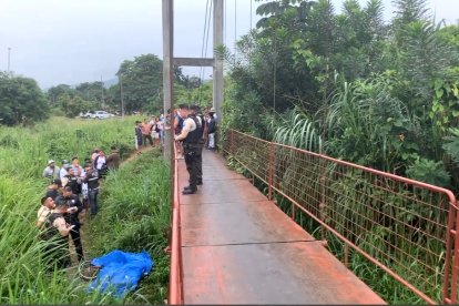 Lugareños que circulaban por el sector a cumplir sus actividades matutinas encontraron la macabra escena.
