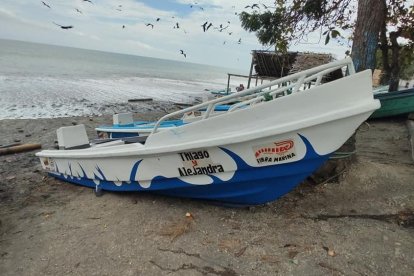Los tres salieron a bordo de una lancha de nombre “Tres Hermanos”, de color blanco y franjas azules.