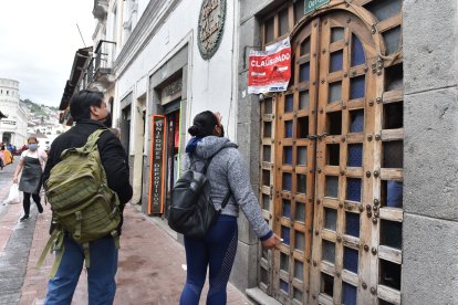 Juana muestra su molestia con la clausura, porque sus clientes no quieren ir a otro lado.