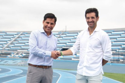 Jefferson Pérez (i) y Paquillo Fernández en la pista atlética del estadio Alberto Spencer.