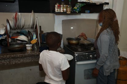 La madre del chico está más pendiente de él y lo aconseja.
