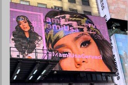 Michela Pincay en una valla de Time Square, en Nueva York