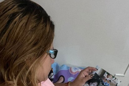 Sentada en un mueble de su casa, en Estados Unidos, la progenitora observa las fotos de sus hijos.