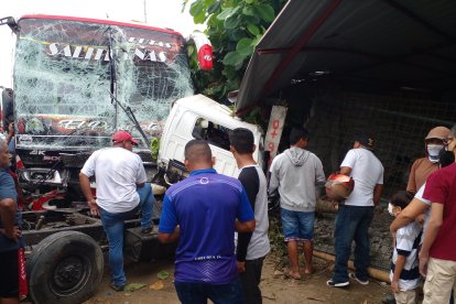 Los lugareños se asustaron con el fuerte impacto de la colisión.