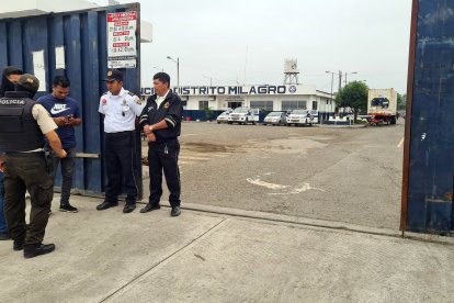 Al interior del destacamento dispararon al grupo de oficiales que estaban formándose. Las autoridades analizan cómo resguardarlo mejor.