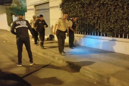 Los uniformados buscaban los casquetes con linternas.