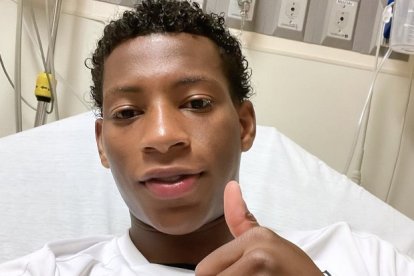 Gonzalo Plata se mostró tranquilo, luego de ser evaluado en e hospital, tras sufrir una lesión durante el partido ante Cabo Verde.