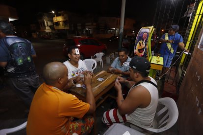 Gansito, Petete y Stéfano juegan naipes con  un invitado.