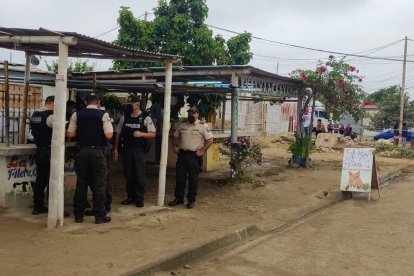 Uniformados acordonaron la escena del asesinato. Moradores alarmados por la muerte violenta de Benigno.